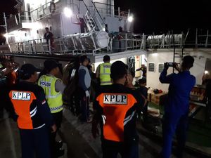 Kemenhub Minta Para Nakhoda Waspadai Titik Terbakarnya KM Santika Kemenhub Minta Para Nakhoda Waspadai Titik Terbakarnya KM Santika