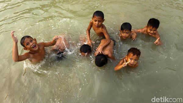 Potret Keceriaan Anak-anak Berenang di Sungai Cipamingkis