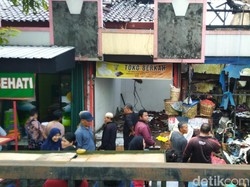 Pasar Kapling Semarang Dilahap Si Jago Merah, 6 Kios Ludes Terbakar