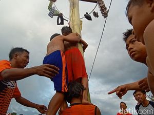 Rayakan HUT RI, Bocah Korban Gempa Palu Lomba Panjat Pohon Pisang
