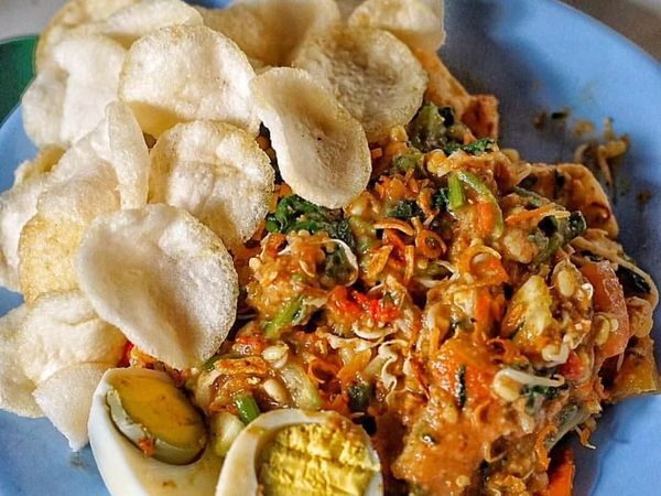 Biar Sehat, Pagi Ini Sarapan Lotek yang Mlekoh Penuh Sayuran