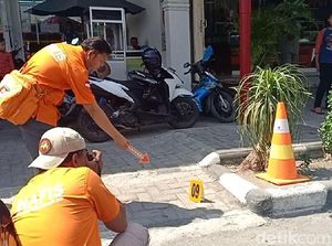 Polisi Bawa Rekaman CCTV Toko Emas yang Dirampok Terduga Teroris Polisi Bawa Rekaman CCTV Toko Emas yang Dirampok Terduga Teroris