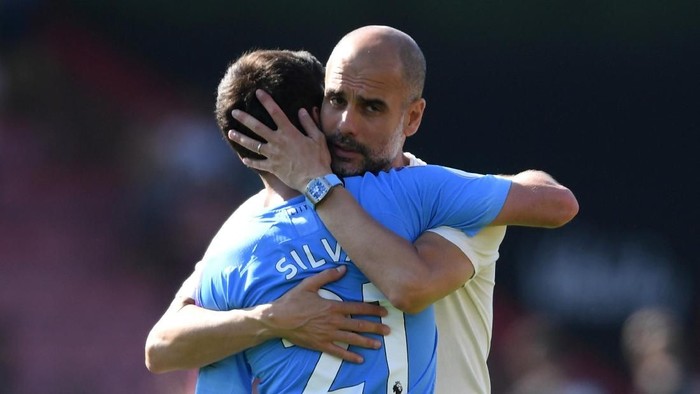 BOURNEMOUTH, ENGLAND - AUGUST 25: Pep Guardiola, Manager of Manchester City hugs David Silva of Manchester City after the Premier League match between AFC Bournemouth and Manchester City at Vitality Stadium on August 25, 2019 in Bournemouth, United Kingdom. (Photo by Mike Hewitt/Getty Images)