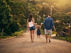 Saran Psikolog, Jadikan Family Walk sebagai Rutinitas biar Makin Harmonis