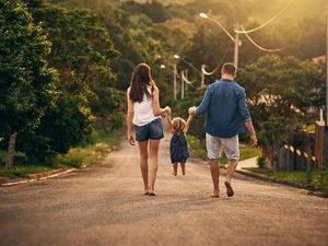 Saran Psikolog, Jadikan Family Walk sebagai Rutinitas biar Makin Harmonis Saran Psikolog, Jadikan Family Walk sebagai Rutinitas biar Makin Harmonis