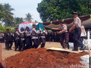 Di Pemakaman Ipda Erwin, Kapolda Jabar: Saya Harap Ini Kejadian Terakhir Di Pemakaman Ipda Erwin, Kapolda Jabar: Saya Harap Ini Kejadian Terakhir