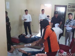 Samin Peragakan Detik-detik Pembunuhan Sekeluarga di Serang Samin Peragakan Detik-detik Pembunuhan Sekeluarga di Serang