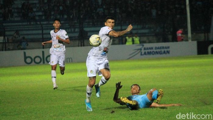 Tira Persikabo dihajar Persela 1-6 di Surajaya dalam lanjutan Liga 1. (Foto: Eko Sudjarwo/detikSport) Tira Persikabo dihajar Persela 1-6 di Surajaya dalam lanjutan Liga 1. (Foto: Eko Sudjarwo/detikSport)