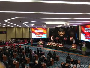 Anies Hadiri Pelantikan DPRD DKI, Ahok-Djarot Duduk di Kursi Undangan
