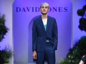 Gaya Anwar Hadid Curi Atensi di Jalanan, Pakai Masker Mata Jadi Aksesori Gaya Anwar Hadid Curi Atensi di Jalanan, Pakai Masker Mata Jadi Aksesori