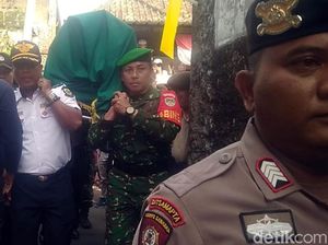 Tangis Keluarga Pecah Sambut Jenazah Ipda Erwin