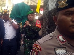 Tangis Keluarga Pecah Sambut Jenazah Ipda Erwin