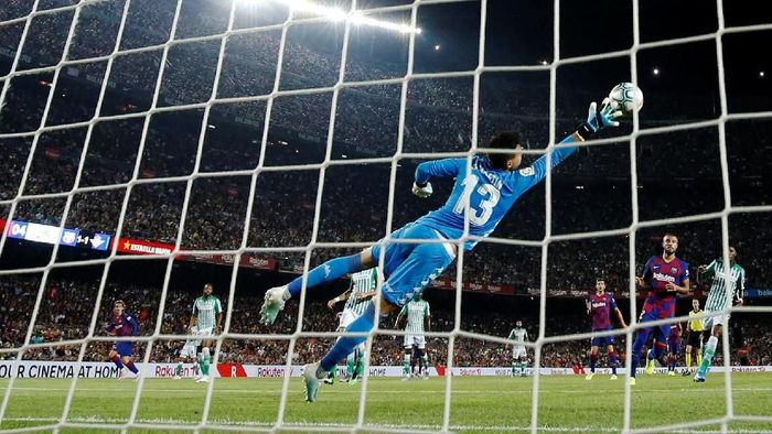 Antoine Griezmann mengaku meniru Lionel Messi untuk mencetak gol keduanya ke gawang Real Betis. Foto: Albert Gea / Reuters Antoine Griezmann mengaku meniru Lionel Messi untuk mencetak gol keduanya ke gawang Real Betis. Foto: Albert Gea / Reuters