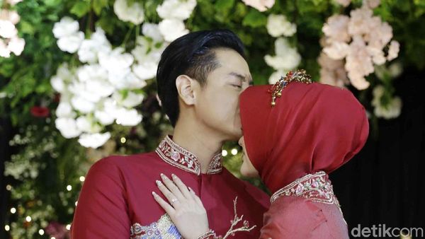 Kecupan Roger Danuarta di Kening Cut Meyriska