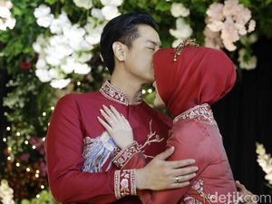 Kecupan Roger Danuarta di Kening Cut Meyriska