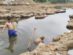 Bermain di Dasar Sungai Citanduy Banjar yang Mengering Saat Kemarau