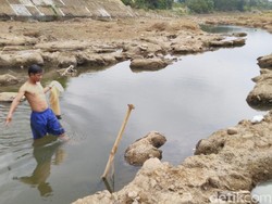Bermain di Dasar Sungai Citanduy Banjar yang Mengering Saat Kemarau