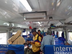 Cerita Warga Ajak 12 Orang Anak Cucu Jajal Kereta Baru Cianjur