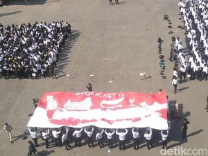 Maba Unitomo Diajak Tolak Sampah Plastik dan Perkuat Kebinekaan