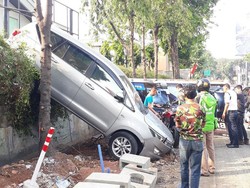 Kebablasan Parkir, Mobil Innova Nyungsep di Kemang