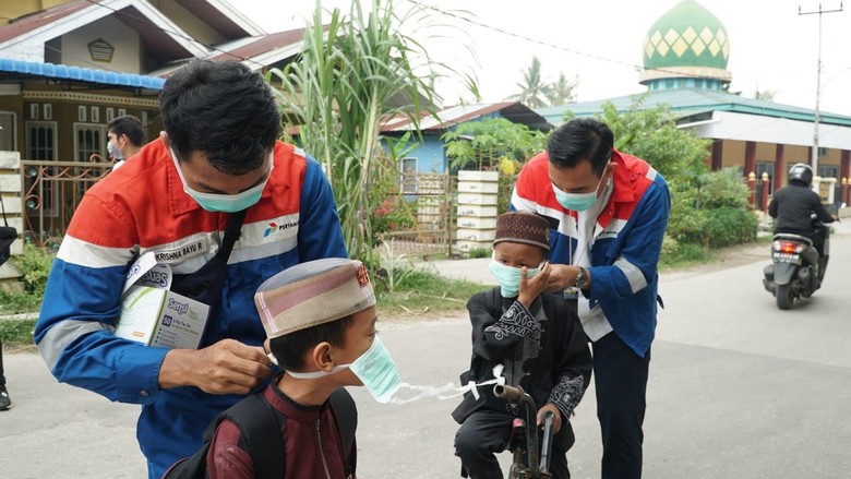 Pertamina Bagi-bagi Masker untuk Warga Dumai