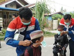 Pertamina Bagi-bagi Masker untuk Warga Dumai