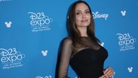 Angelina Jolie Kembali Tampil Seksi dengan Dress Hitam Transparan