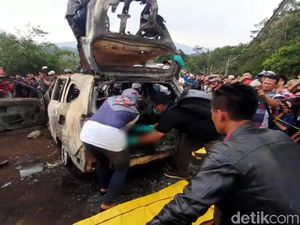 Terungkap! Mayat Dalam Mobil Terbakar di Sukabumi Ayah-Anak Terungkap! Mayat Dalam Mobil Terbakar di Sukabumi Ayah-Anak