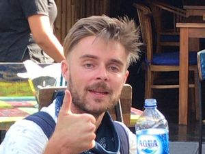 Berulah Lagi! Bule Ngamuk di Ubud Sempat Ditahan karena Rusak Papan Restoran Berulah Lagi! Bule Ngamuk di Ubud Sempat Ditahan karena Rusak Papan Restoran