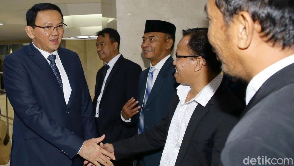 Momen Ahok Hadiri Pelantikan Anggota DPRD DKI