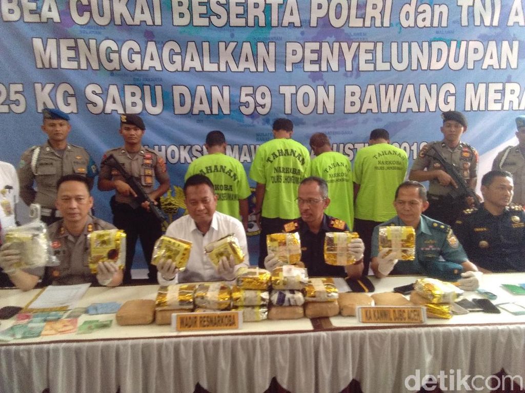 2 Kapal yang Ditangkap di Aceh Bawa 59 Ton Bawang Ilegal dan 25 Kg Sabu 2 Kapal yang Ditangkap di Aceh Bawa 59 Ton Bawang Ilegal dan 25 Kg Sabu