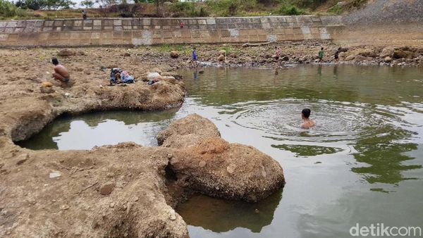 Penampakan Dasar Sungai Citanduy yang Mengering