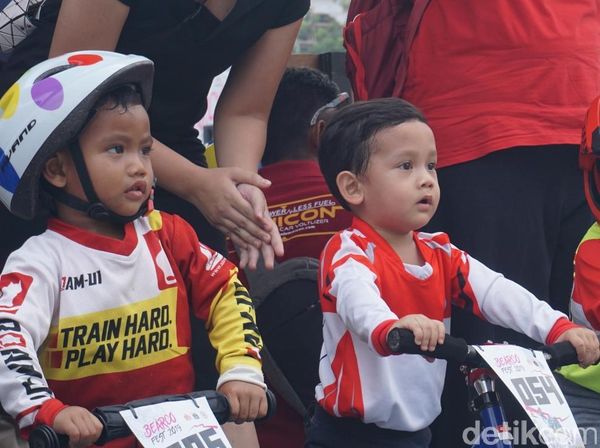 Lucunya Anak-anak Ramaikan Balap Sepeda Tanpa Dikayuh