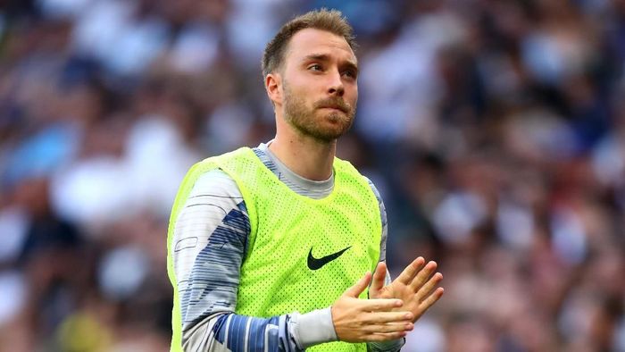 LONDON, ENGLAND - AUGUST 25: Christian Eriksen of Tottenham Hotspur applauds the crowd while warming up pitch-side during the Premier League match between Tottenham Hotspur and Newcastle United at Tottenham Hotspur Stadium on August 25, 2019 in London, United Kingdom. (Photo by Julian Finney/Getty Images)