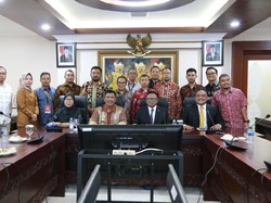 Ditemui Bupati Kayang Utara, OSO Minta Buat Kawasan Ekonomi Baru