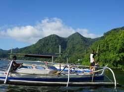 Perahu Penolong dari Dana Desa Buat Nelayan Miskin Bisa Melaut Lagi