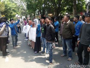 Hari Pertama Kerja, Absensi Anggota DPRD Lamongan Diminta Pendemo