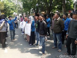 Hari Pertama Kerja, Absensi Anggota DPRD Lamongan Diminta Pendemo
