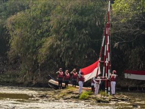 Pengibaran bendera merah putih di kali Ciliwung Depok