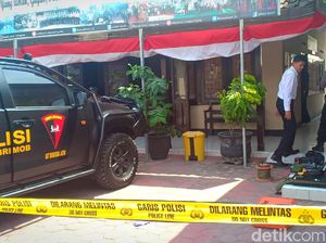 Gegana Teliti Benda Mirip Bom Milik Perampok Toko Emas Magetan Gegana Teliti Benda Mirip Bom Milik Perampok Toko Emas Magetan