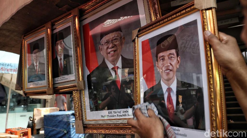 Poster Presiden Jokowi dan Wapres Maruf Amin Ramai Dijual