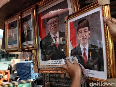 Poster Presiden Jokowi dan Wapres Maruf Amin Ramai Dijual