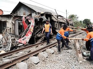 Kereta Tabrak Bus di Karawang, Penumpang Terlantar Hingga 2 Jam