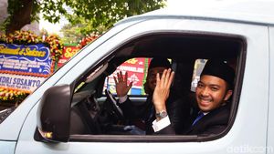 Anggota DPRD DKI Fraksi PAN Naik Angkot ke Pelantikan
