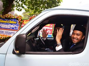 Anggota DPRD DKI Fraksi PAN Naik Angkot ke Pelantikan