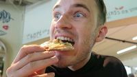 Tembus 100 Juta Subscriber, Ini Serunya PewDiePie Saat Makan Pizza