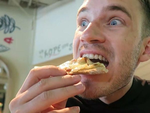 Tembus 100 Juta Subscriber, Ini Serunya PewDiePie Saat Makan Pizza