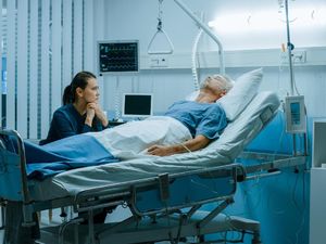 Kisah Haru Perjuangan Istri Rawat Suami yang Koma Selama 5 Tahun