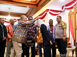 Terima Kunjungan Pendeta Papua, Gubernur Khofifah Dihadiahi Noken