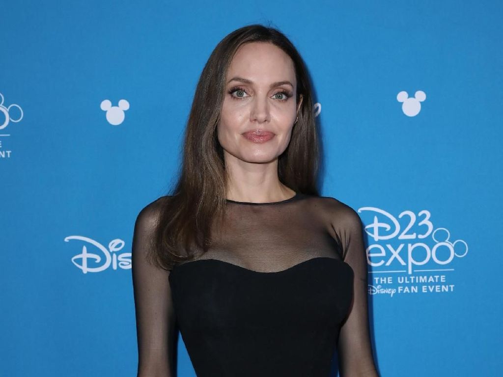 Berambut Pirang, Angelina Jolie Nyaris Tak Dikenali di Marvel The Eternals Berambut Pirang, Angelina Jolie Nyaris Tak Dikenali di Marvel The Eternals